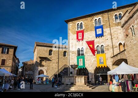 1. Juni 2019 - Perugia, Umbrien, Italien. Silvestri Platz im mittelalterlichen Dorf Bevagna, während eines lokalen Festivals. Die überfüllten Straßen. Der Markt s Stockfoto