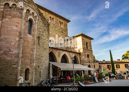 1. Juni 2019 - Perugia, Umbrien, Italien. Der Platz des mittelalterlichen Dorfes Bevagna, während eines lokalen Festivals. Die überfüllten Straßen der Menschen. Das Stal Stockfoto