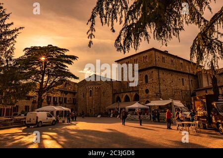 1. Juni 2019 - Perugia, Umbrien, Italien. Der Platz des mittelalterlichen Dorfes Bevagna, während eines lokalen Festivals. Die überfüllten Straßen der Menschen. Das Stal Stockfoto