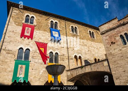 1. Juni 2019 - Bevagna, Perugia, Umbrien, Italien. Der antike Palazzo dei Consoli im mittelalterlichen Dorf. Ziegel und Steinmauer und das Fenster mit dem Mauerstein Stockfoto