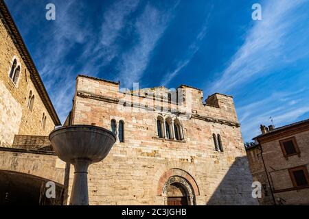 Der mittelalterliche Palazzo dei Consoli im Dorf Bevagna. Mauer aus Ziegel und Stein und Fenster mit Spulwänden. Die romanische Kirche von San Silvestro. Die ma Stockfoto