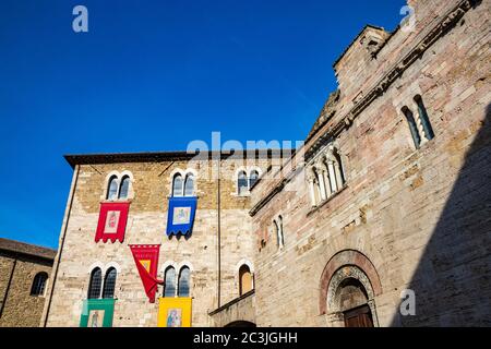 1. Juni 2019 - Bevagna, Perugia, Umbrien, Italien. Der antike Palazzo dei Consoli im mittelalterlichen Dorf. Ziegel und Steinmauer und das Fenster mit dem Mauerstein Stockfoto