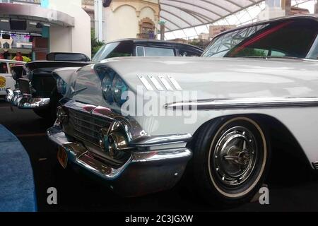 Singapur - 25. Mai 2019: Alte alte alte alte alte Chevrolet weiß auf der Straße geparkt. Nahaufnahme der linken Vorderseite Stockfoto