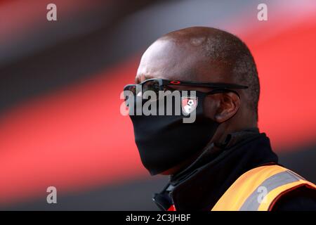 Ein Steward mit einer Gesichtsmaske mit Bournemouth-Schriftzug während des Premier League-Spiels im Vitality Stadium in Bournemouth. Stockfoto