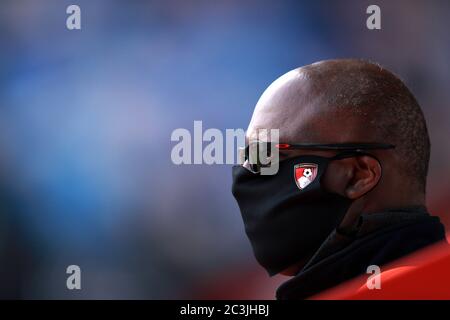 Ein Steward mit einer Gesichtsmaske mit Bournemouth-Schriftzug während des Premier League-Spiels im Vitality Stadium in Bournemouth. Stockfoto