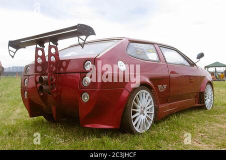 Moskau, Russland - 25. Mai 2019: Lada-Heckklappe in roter Farbe in exklusiver Abstimmung. Riesiger aerodynamischer Spoiler, Custom Auspuffanlage, Karosseriebausatz und Leichtmetallfelgen. Stockfoto