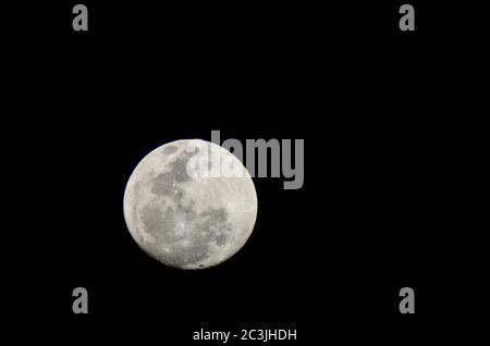 Mond Nahaufnahme zeigt die Details der Mondoberfläche. Stockfoto