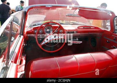 Moskau, Russland - 25. Mai 2019:Interieur eines Oldtimers Chevrolet Impala Cabriolet aus rotem Leder. Stockfoto