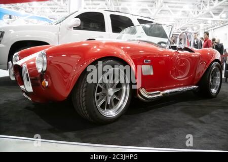 Moskau, Russland - 25. Mai 2019: Rot mit weißen Streifen Retro-Auto. Shelby Cobra 427 steht im Showroom. Stockfoto