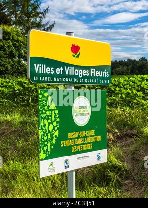 Schilder, die ein Dorf für Blumenausstellungen und auch die Reduzierung von Pestiziden auf lokalen Ackerland - Bossay-sur-Claise, Indre-et-Loire, Frankreich. Stockfoto