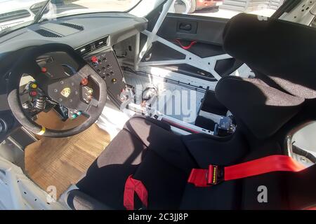 Moskau, Russland - 05. Mai 2019: Draufsicht. Interieur des weißen Porsche 911 GT3 RS Cup auf der Straße geparkt. Super getunten und voll modifizierten Rennwagen, Multifunktions-Lenkrad, Rennsitz Stockfoto