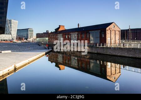 Mann Island Basin und Spiegelung des Great Western Railway Building, Liverpool Stockfoto