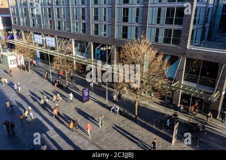 Blick von oben auf die Käufer, die lange Schatten auf der Paradise Street, Liverpool One Einkaufszentrum, Liverpool werfen. Stockfoto