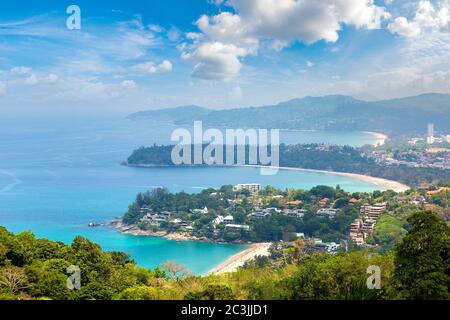 Karon Aussichtspunkt auf Phuket in Thailand an einem Sommertag Stockfoto