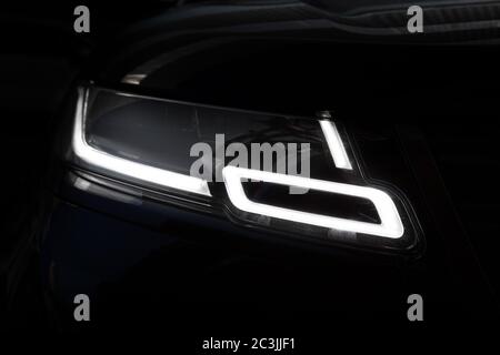 Moskau. Herbst 2018. LED-Scheinwerfer des Land Rover Range Rover Velar in Schwarz Kompakt-Luxus-Crossover-SUV von der Automobilfirma Jaguar Land Rover unter ihrer Marke Land Rover produziert. Stockfoto