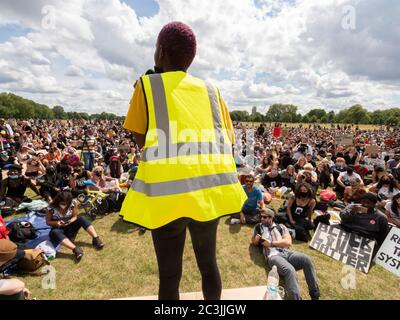 London. GROSSBRITANNIEN. Juni 2020. Sitzen und zuhören während einer Rede in Speakers Corner, Hyde Park, hört ein BLM-Organisator namens Ada. Stockfoto