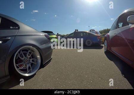 Moskau, Russland - 01. Juni 2019: Getunten Autos auf der Straße geparkt. Volkswagen Passat rechts, audi in der Mitte. Käfer auf der linken Seite. Stockfoto