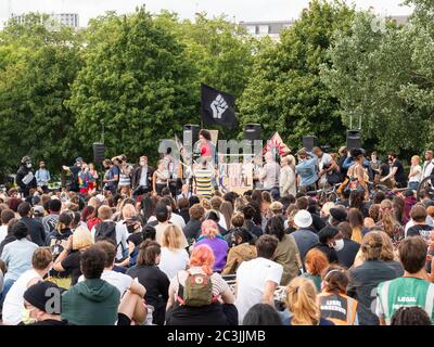 London. GROSSBRITANNIEN. Juni 2020. Pepole hören eine Rede an Speakers Corner. Hyde Park, während der Black Lives Matter. Stockfoto