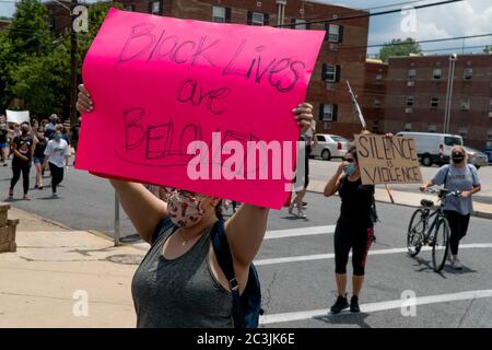 20. Juni 2020: Protestierende marschieren durch Glenolden, Delaware County, einem Vorort von Philadelphia, und fordern ein Ende der Polizeibrutalität und Rassenungerechtigkeit, 20. Juni 2020. Quelle: Michael Candelori/ZUMA Wire/Alamy Live News Stockfoto