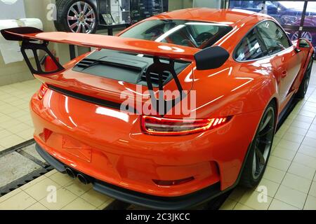 Moskau. Februar 2019. Rückansicht eines neuen orange metallic Porsche 911 GT3 RS in einer interaktiven Wartungsbox des Autohauses. Öffentlicher offener Bereich des Servicezentrums Stockfoto