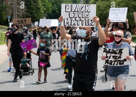 20. Juni 2020: Protestierende marschieren durch Glenolden, Delaware County, einem Vorort von Philadelphia, und fordern ein Ende der Polizeibrutalität und Rassenungerechtigkeit, 20. Juni 2020. Quelle: Michael Candelori/ZUMA Wire/Alamy Live News Stockfoto