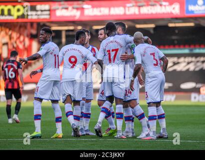 Vitality Stadium, Bournemouth, Dorset, Großbritannien. Juni 2020. English Premier League Football, Bournemouth Athletic versus Crystal Palace; Jordan Aiew von Crystal Palace feiert mit seinem Team nach dem Tor in der 23. Minute für 0-2 Credit: Action Plus Sports/Alamy Live News Stockfoto