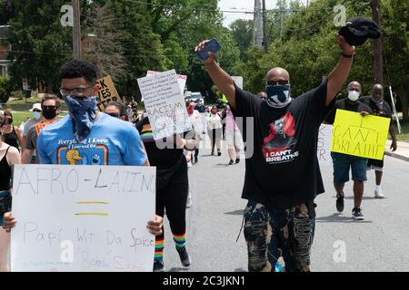 20. Juni 2020: Protestierende marschieren durch Glenolden, Delaware County, einem Vorort von Philadelphia, und fordern ein Ende der Polizeibrutalität und Rassenungerechtigkeit, 20. Juni 2020. Quelle: Michael Candelori/ZUMA Wire/Alamy Live News Stockfoto