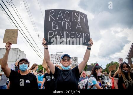 20. Juni 2020: Protestierende marschieren durch Glenolden, Delaware County, einem Vorort von Philadelphia, und fordern ein Ende der Polizeibrutalität und Rassenungerechtigkeit, 20. Juni 2020. Quelle: Michael Candelori/ZUMA Wire/Alamy Live News Stockfoto