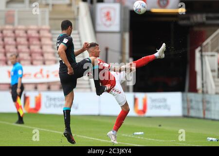 MIDDLESBROUGH, ENGLAND, 20. JUNI - Marvin Johnson von Middlesbrough in Aktion mit Ben Cabango von Swansea City während des Sky Bet Championship Spiels zwischen Middlesbrough und Swansea City am Riverside Stadium, Middlesbrough am Samstag, 20. Juni 2020. (Kredit: Mark Fletcher, Mi News) Kredit: MI Nachrichten & Sport /Alamy Live Nachrichten Stockfoto