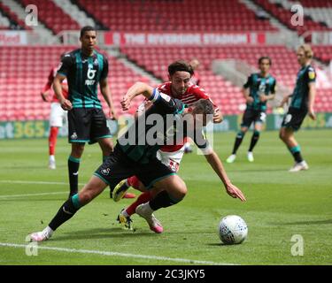 MIDDLESBROUGH, ENGLAND, 20. JUNI - Matt Grimes von Swansea City kämpft mit Patrick Roberts von Middlesbrough während des Sky Bet Championship-Spiels zwischen Middlesbrough und Swansea City am Samstag, den 20. Juni 2020 im Riverside Stadium, Middlesbrough. (Kredit: Mark Fletcher, Mi News) Kredit: MI Nachrichten & Sport /Alamy Live Nachrichten Stockfoto