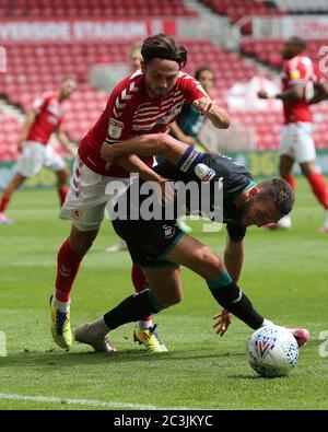 MIDDLESBROUGH, ENGLAND, 20. JUNI - Matt Grimes von Swansea City kämpft mit Patrick Roberts von Middlesbrough während des Sky Bet Championship-Spiels zwischen Middlesbrough und Swansea City am Samstag, den 20. Juni 2020 im Riverside Stadium, Middlesbrough. (Kredit: Mark Fletcher, Mi News) Kredit: MI Nachrichten & Sport /Alamy Live Nachrichten Stockfoto