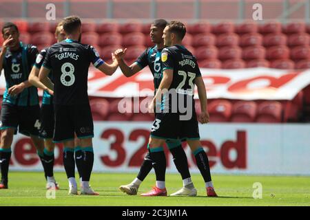 MIDDLESBROUGH, ENGLAND, 20. JUNI - Matt Grimes Swansea City gratuliert Rhian Brewster, nachdem er am Samstag, den 20. Juni 2020, im Riverside Stadium, Middlesbrough, ihr 2. Tor beim Sky Bet Championship-Spiel zwischen Middlesbrough und Swansea City erzielt hat. (Kredit: Mark Fletcher, Mi News) Kredit: MI Nachrichten & Sport /Alamy Live Nachrichten Stockfoto