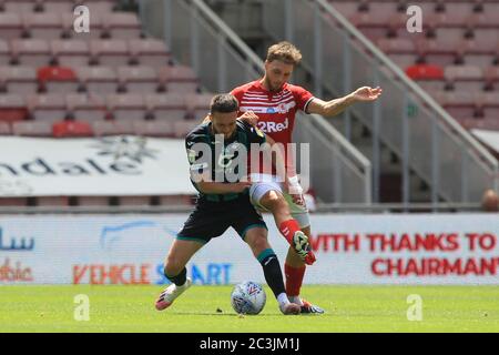 MIDDLESBROUGH, ENGLAND, 20. JUNI - Lewis Wing of Middlesbrough kämpft mit Matt Grimes von Swansea City während des Sky Bet Championship-Spiels zwischen Middlesbrough und Swansea City im Riverside Stadium, Middlesbrough am Samstag, den 20. Juni 2020. (Kredit: Mark Fletcher, Mi News) Kredit: MI Nachrichten & Sport /Alamy Live Nachrichten Stockfoto