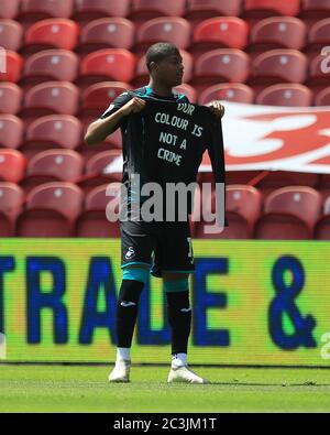 MIDDLESBROUGH, ENGLAND, 20. JUNI - Rhian Brewster von Swansea City hält ein Shirt als Feier, nachdem sie ihr 1. Tor während des Sky Bet Championship-Spiels zwischen Middlesbrough und Swansea City am Samstag, den 20. Juni 2020 im Riverside Stadium, Middlesbrough, erzielt haben. (Kredit: Mark Fletcher, Mi News) Kredit: MI Nachrichten & Sport /Alamy Live Nachrichten Stockfoto