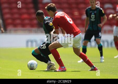 MIDDLESBROUGH, ENGLAND, 20. JUNI - Swansea Citys Rhian Brewster kämpft mit Middlesbroughs Dael Fry während des Sky Bet Championship-Spiels zwischen Middlesbrough und Swansea City am Samstag, den 20. Juni 2020 im Riverside Stadium, Middlesbrough. (Kredit: Mark Fletcher, Mi News) Kredit: MI Nachrichten & Sport /Alamy Live Nachrichten Stockfoto