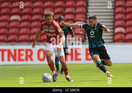 MIDDLESBROUGH, ENGLAND, 20. JUNI - Lewis Wing of Middlesbrough kämpft mit Matt Grimes von Swansea City während des Sky Bet Championship-Spiels zwischen Middlesbrough und Swansea City im Riverside Stadium, Middlesbrough am Samstag, den 20. Juni 2020. (Kredit: Mark Fletcher, Mi News) Kredit: MI Nachrichten & Sport /Alamy Live Nachrichten Stockfoto