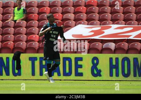 MIDDLESBROUGH, ENGLAND, 20. JUNI - Rhian Brewster von Swansea City hält ein Shirt als Feier, nachdem sie ihr 1. Tor während des Sky Bet Championship-Spiels zwischen Middlesbrough und Swansea City am Samstag, den 20. Juni 2020 im Riverside Stadium, Middlesbrough, erzielt haben. (Kredit: Mark Fletcher, Mi News) Kredit: MI Nachrichten & Sport /Alamy Live Nachrichten Stockfoto