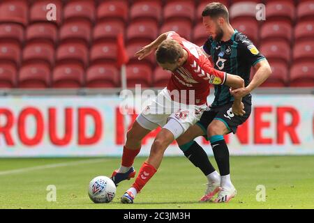 MIDDLESBROUGH, ENGLAND, 20. JUNI - Lewis Wing of Middlesbrough kämpft mit Matt Grimes von Swansea City während des Sky Bet Championship-Spiels zwischen Middlesbrough und Swansea City im Riverside Stadium, Middlesbrough am Samstag, den 20. Juni 2020. (Kredit: Mark Fletcher, Mi News) Kredit: MI Nachrichten & Sport /Alamy Live Nachrichten Stockfoto