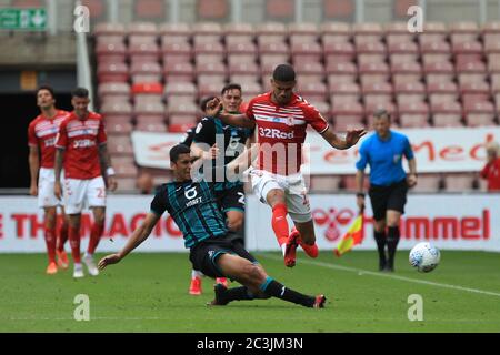 MIDDLESBROUGH, ENGLAND, 20. JUNI - Ben Cabangoz Swansea City tacles Middlesbrough's Ashley Fletcher während des Sky Bet Championship Spiels zwischen Middlesbrough und Swansea City im Riverside Stadium, Middlesbrough am Samstag, 20. Juni 2020. (Kredit: Mark Fletcher, Mi News) Kredit: MI Nachrichten & Sport /Alamy Live Nachrichten Stockfoto