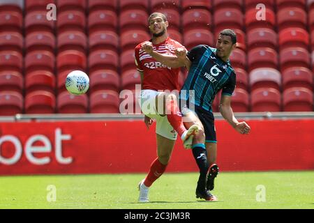 MIDDLESBROUGH, ENGLAND, 20. JUNI - Middlesbroughs Rudy Gestede kämpft mit Ben Cabango von Swansea City während des Sky Bet Championship-Spiels zwischen Middlesbrough und Swansea City im Riverside Stadium, Middlesbrough am Samstag, 20. Juni 2020. (Kredit: Mark Fletcher, Mi News) Kredit: MI Nachrichten & Sport /Alamy Live Nachrichten Stockfoto