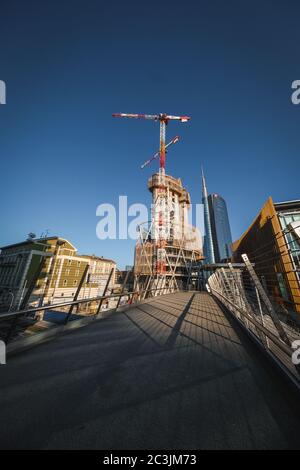 Vertikale Low-Angle-Aufnahme einer Gebäudekonstruktion mit zwei Krantürme Stockfoto