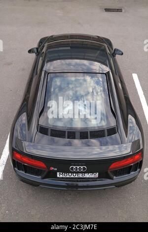 Moskau. Herbst 2018. Schwarzer Audi R8 auf dem Parkplatz in der Nähe des Händlerzentrums Stockfoto