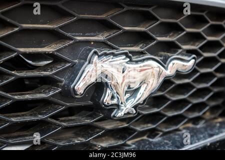 Moskau, Russland - Mai 25, 2019: Schmutzige Grill mit einem Chrom-Pferd-Logo. Mustang. Stockfoto