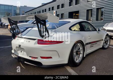Moskau, Russland - 05. Mai 2019: Weißer Porsche 911 GT3 RS Cup auf der Straße geparkt. Super getunten und voll modifizierten Rennwagen. Rechte Seite des Autos und riesiger Aero-Spoiler Stockfoto