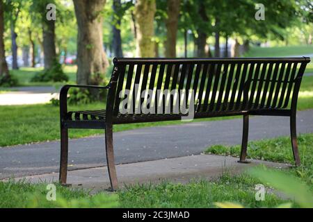 Halifax im Sommer während einer Pandemie. Leere Straßen, Gärten und Bänke. Stockfoto