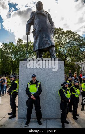 London, Großbritannien. Juni 2020. Die Churchill Statue auf dem parliament Square ist sauber und leicht bewacht, bevor die Black Lives Matter Protest auf den Tod von George Floyd, in Minneapolis zu reagieren. Die Lockerung der „Sperre“ für den Coronavirus (Covid 19) Ausbruch in London geht weiter. Kredit: Guy Bell/Alamy Live Nachrichten Stockfoto