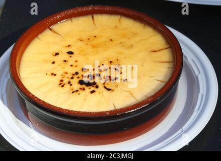 Creme Brulee auch als Pudding in einer Steinschale bekannt Stockfoto