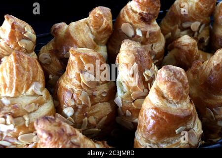 Eine Gruppe von mit Mandeln überzogenen Croissants Stockfoto