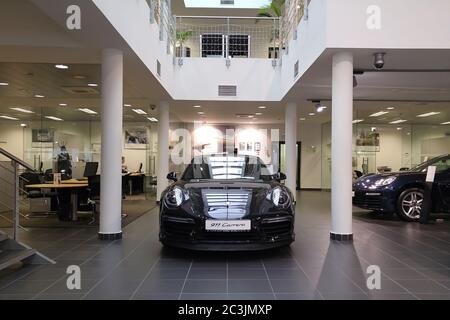 Moskau. Februar 2018. Schwarzer Porsche 911 991 Carrera im Händlershowroom. Scheinwerfer und aerodynamisch Turbo verpackt Vorderansicht Stockfoto