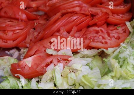 Scheiben Tomaten und Salat für Sandwich, Burger und Salat Stockfoto